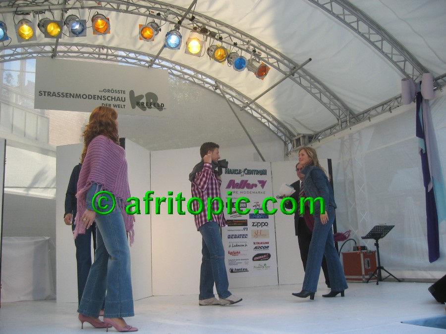 ../Images/Krefeld-Strssenmodenschau-2005 418.jpg